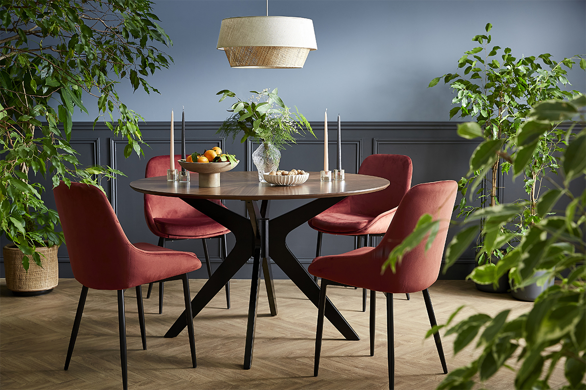 Chaises HOLO rouges en velours autour d'une table en bois, d�cor moderne.