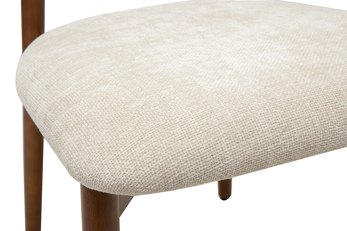 D�tail du tissu effet velours textur� beige et des pieds en bois fonc� d'une chaise SIAME.