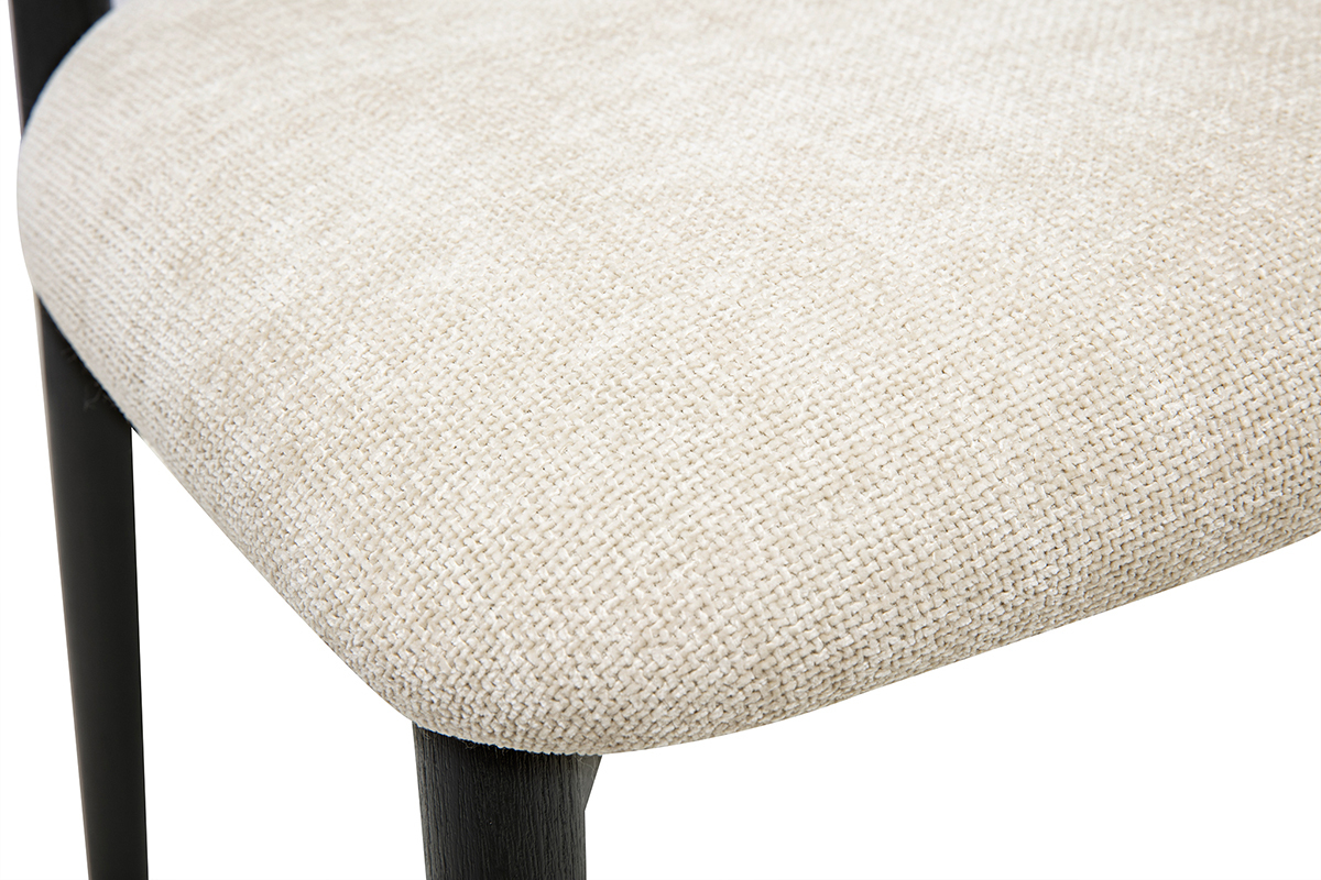 D�tail du tissu beige textur� et des pieds en bois noir d'une chaise SIAME