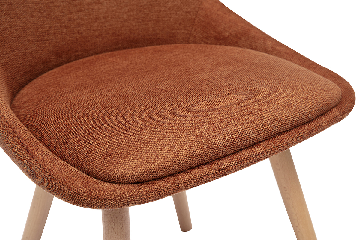 Chaises en tissu terre br�l�e effet velours et pieds en bois clair, vue rapproch�e du coussin.