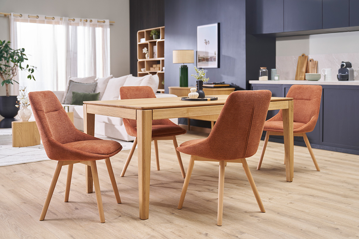 Salle � manger avec chaises ALESS en tissu terre br�l�e et pieds en bois clair autour d'une table.