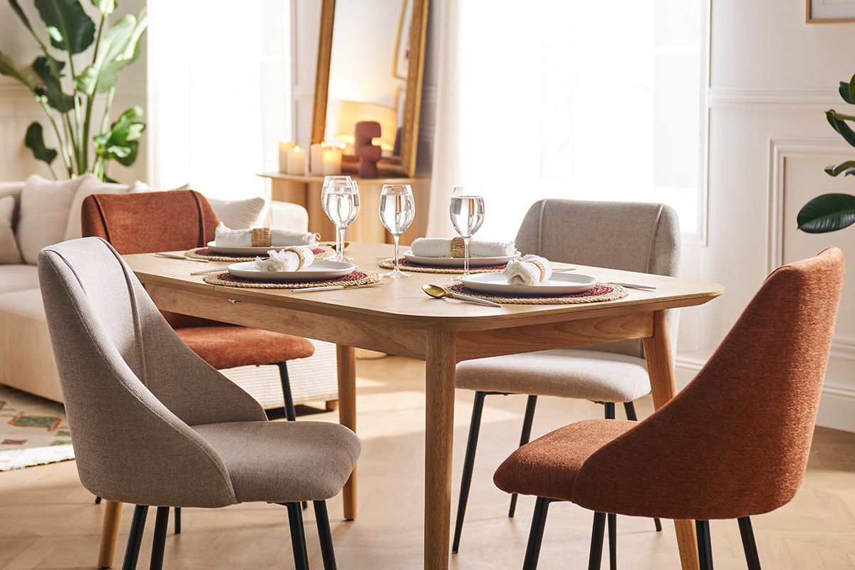 Salle � manger avec chaises HIGGINS en tissu terre br�l�e et m�tal noir, autour d'une table en bois.