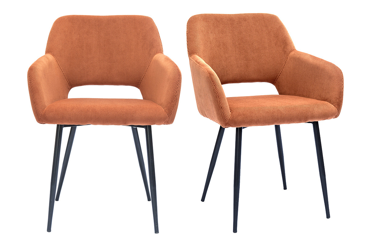 Deux chaises en velours c�tel� terre br�l�e avec pieds en m�tal noir, vue de face.