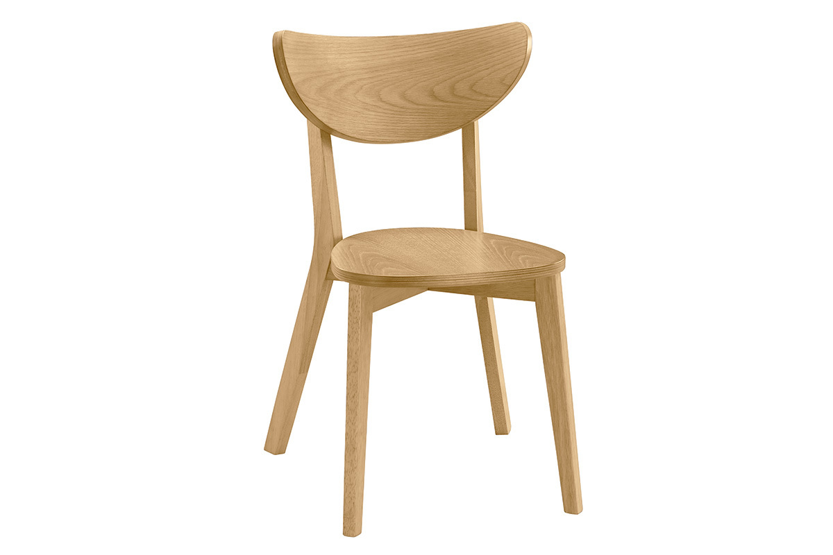 Chaise scandinave en bois clair, vue de 3/4, avec dossier incurv� et assise ronde.