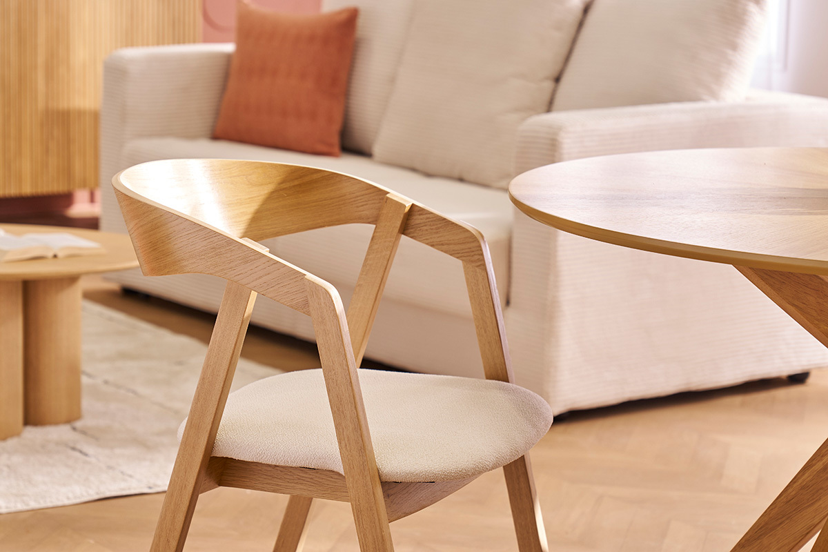 Chaises scandinaves empilables en bois clair ch�ne et tissu effet laine boucl�e blanc cass� (lot de 2) LOVA