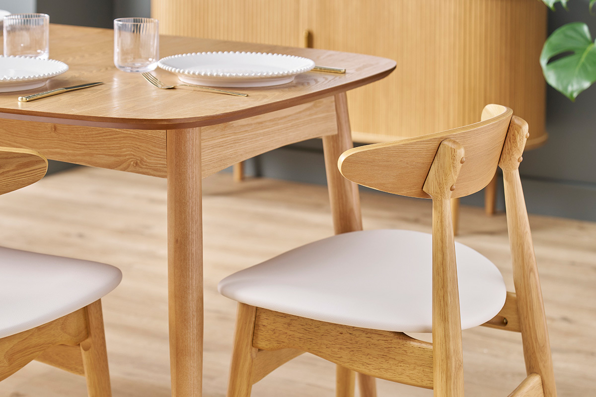 Chaises scandinaves en bois clair et blanc WALFORD autour d'une table en bois.
