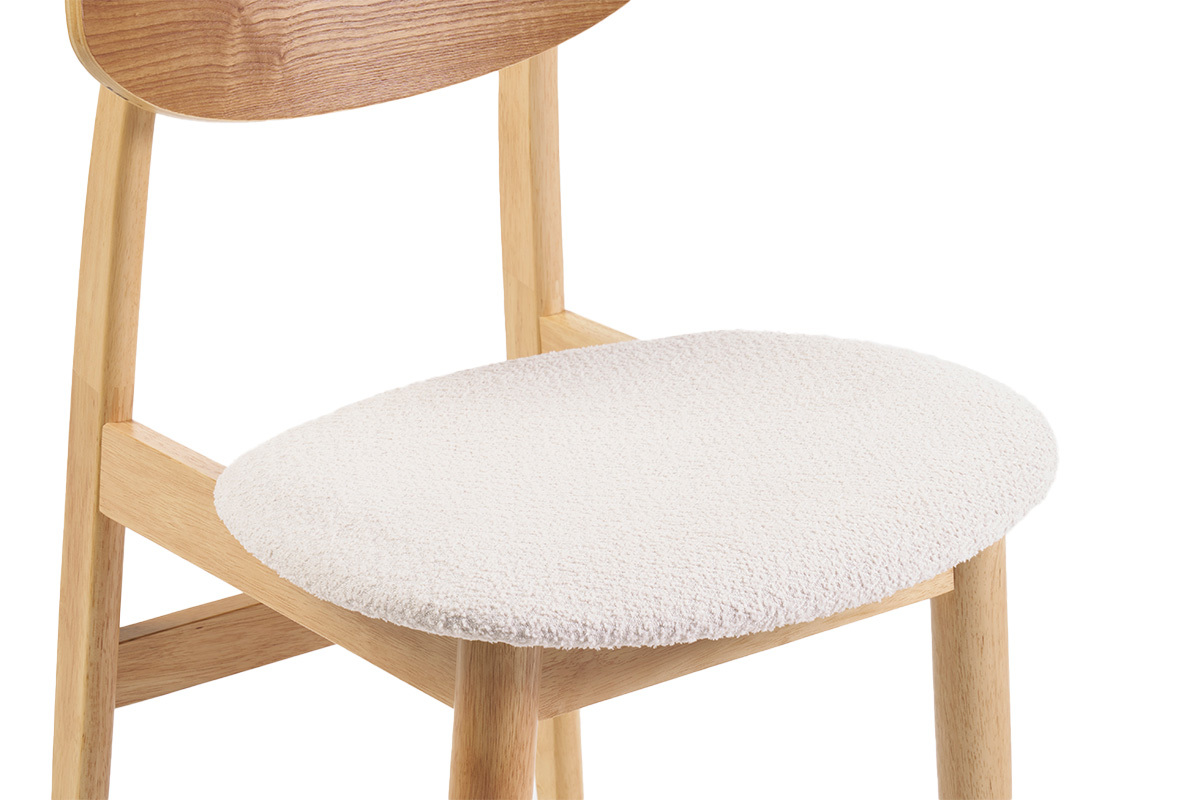 D�tail d'une chaise scandinave en bois clair avec assise en tissu effet laine boucl�e blanc, vue de pr�s.