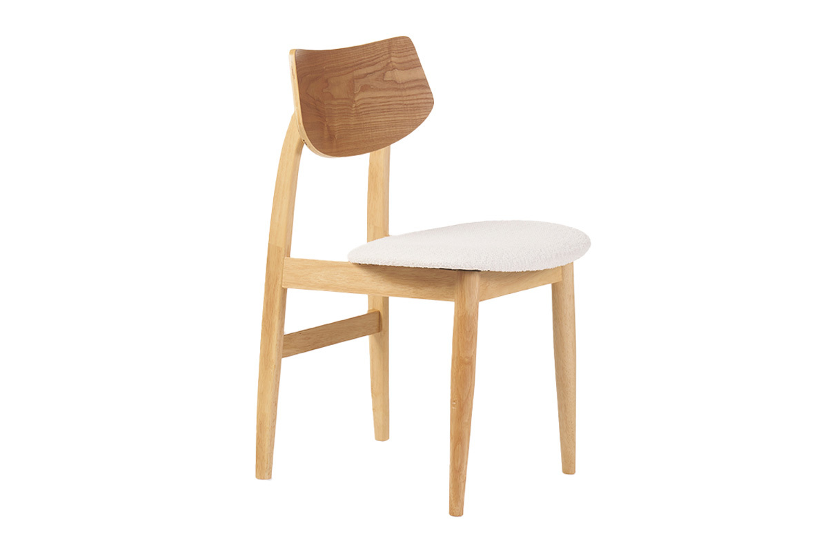 Chaise scandinave ELION en bois clair avec assise tissu effet laine boucl�e blanc, vue de 3/4.