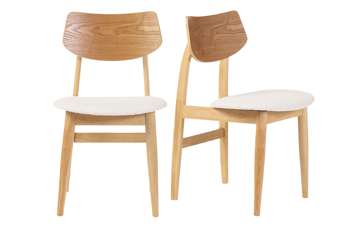 Lot de 2 chaises scandinaves en bois clair et tissu effet laine boucl�e blanc, vue de face.