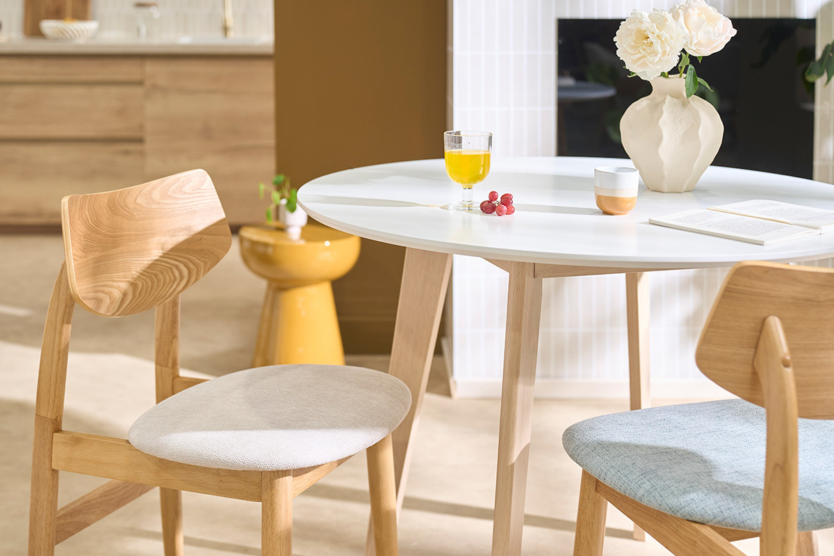 Chaises scandinaves en bois clair et tissu effet velours textur� beige (lot de 2) ELION