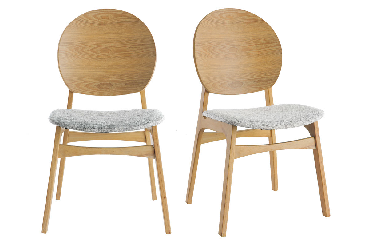 Deux chaises scandinaves en bois clair avec assise en tissu gris clair, vue de face.