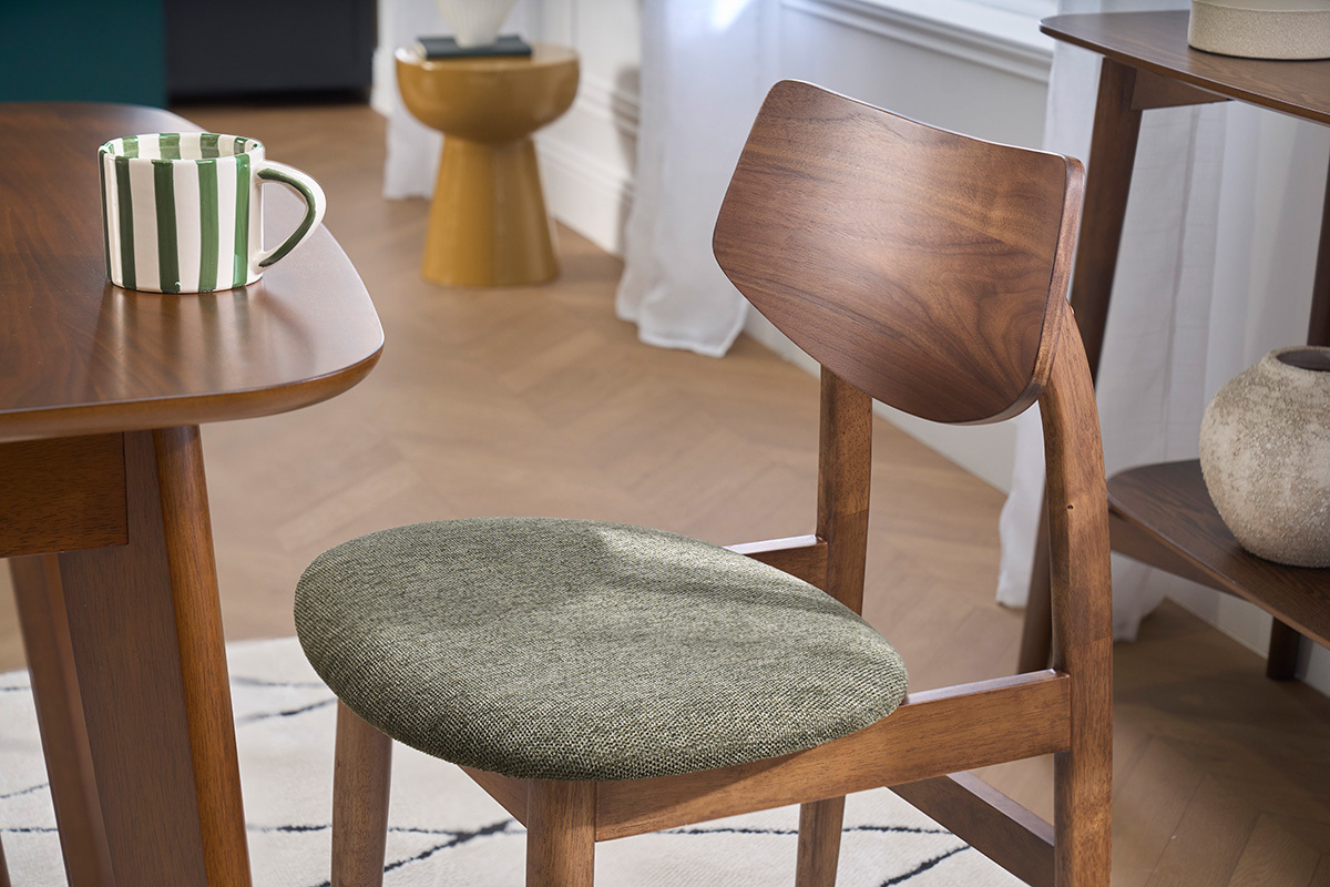 Chaise scandinave en bois fonc� et tissu velours vert kaki, vue de c�t�.