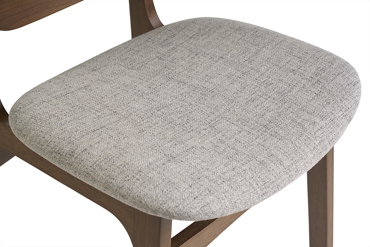 D�tail sur l'assise en tissu gris clair des chaises scandinaves ELTON en bois fonc�.
