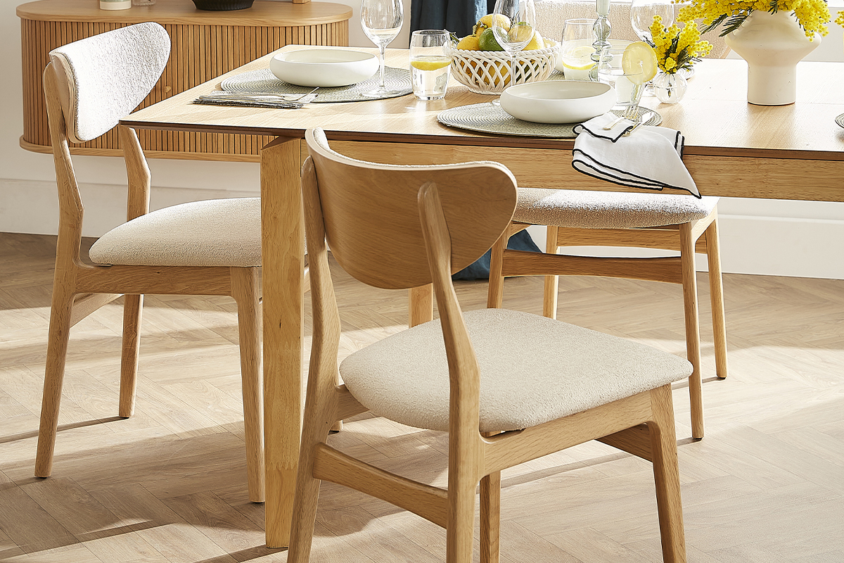 Chaises scandinaves en tissu effet laine boucl�e beige et bois clair ch�ne massif (lot de 2) MAYA