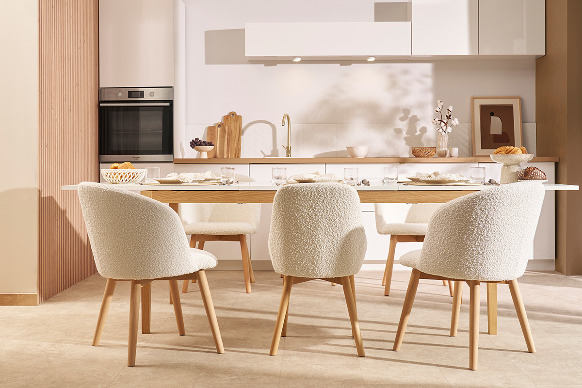 Chaises scandinaves en tissu effet laine boucl�e blanc cass� et bois clair massif (lot de 2) VANITY