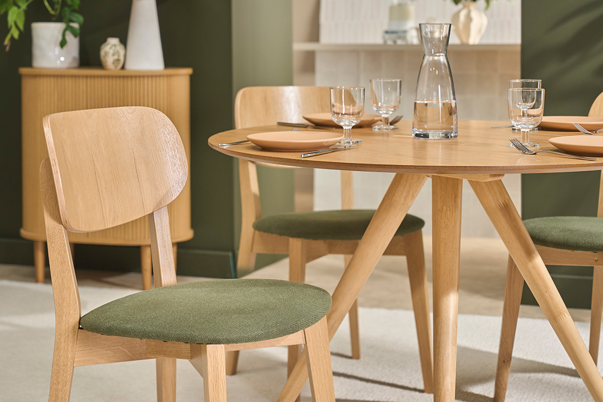 Chaises vintage en bois clair ch�ne et tissu effet velours textur� vert kaki (lot de 2) LUCIA