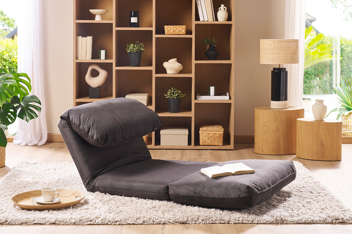 Chauffeuse 1 place convertie en lit d'appoint, vue de 3/4, tissu velours c�tel� gris fonc�, ambiance cosy.