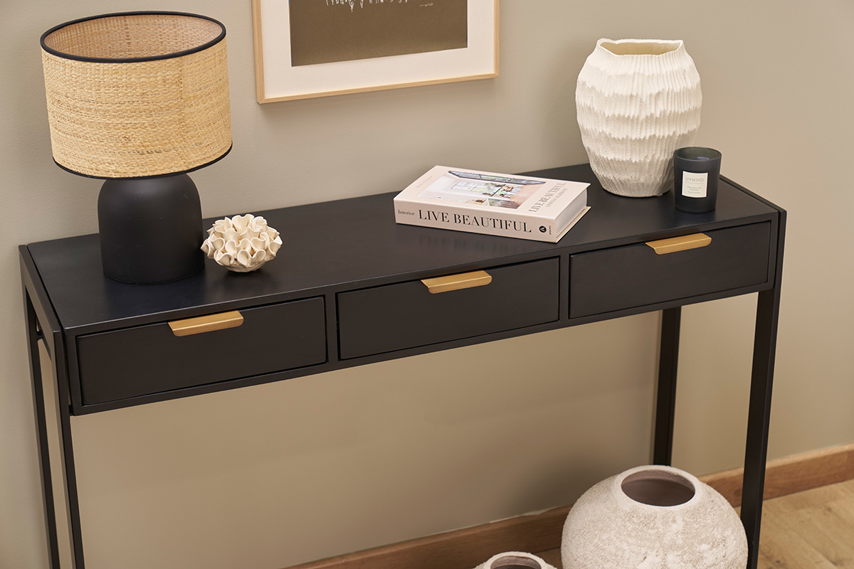 Console noire avec rangements, vue de dessus, trois tiroirs � poign�es dor�es, accessoires d�coratifs.