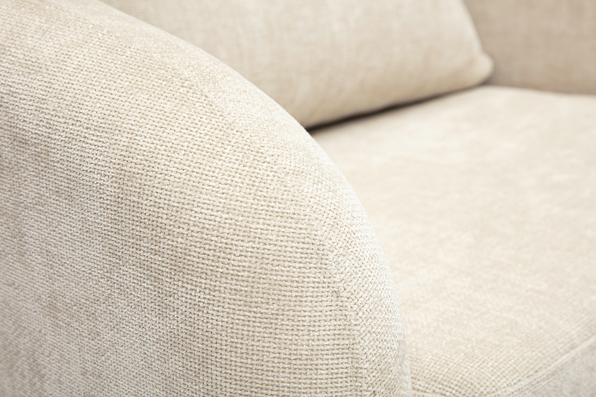 Gros plan sur le tissu effet velours textur� beige du fauteuil convertible MAHAUT.