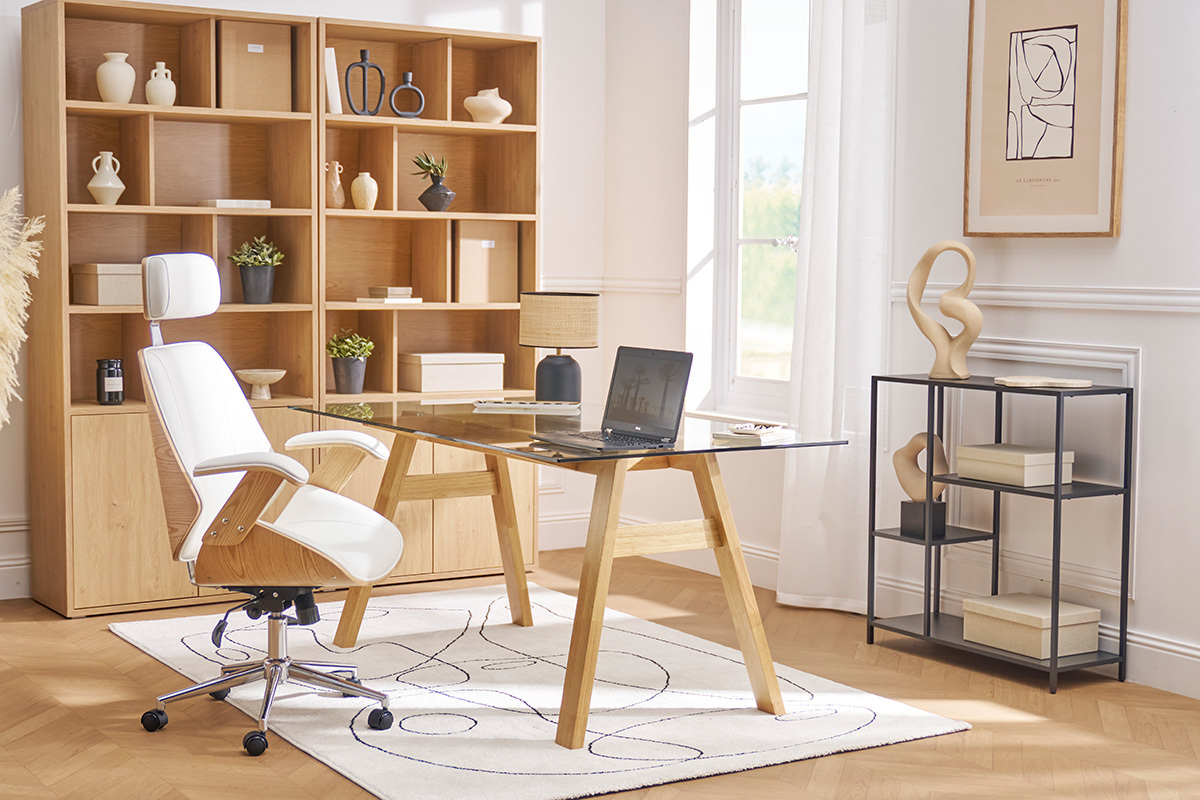 Fauteuil de bureau design blanc MUSK avec un bureau en bois et verre, dans un int�rieur moderne.