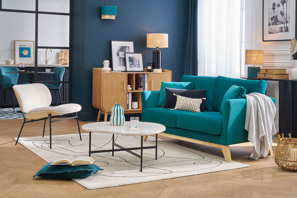 Fauteuil beige effet velours et m�tal noir SHELBY dans un salon moderne.