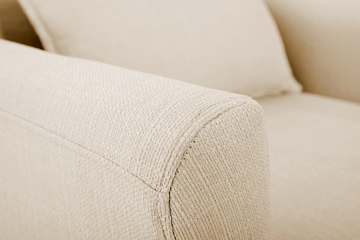 D�tail du fauteuil scandinave en tissu beige KATE, montrant le rev�tement et l'accoudoir.