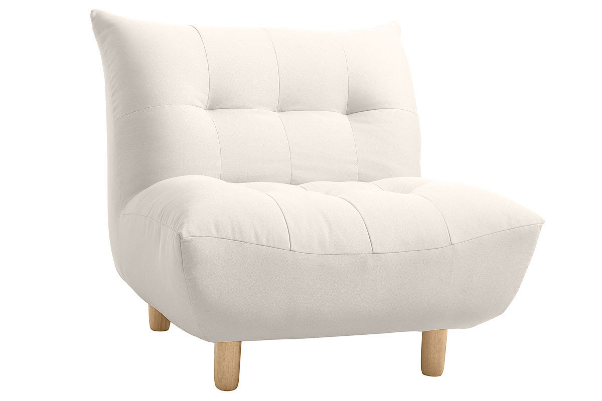 Fauteuil scandinave en tissu beige avec pi�tement en bois clair, vue de 3/4