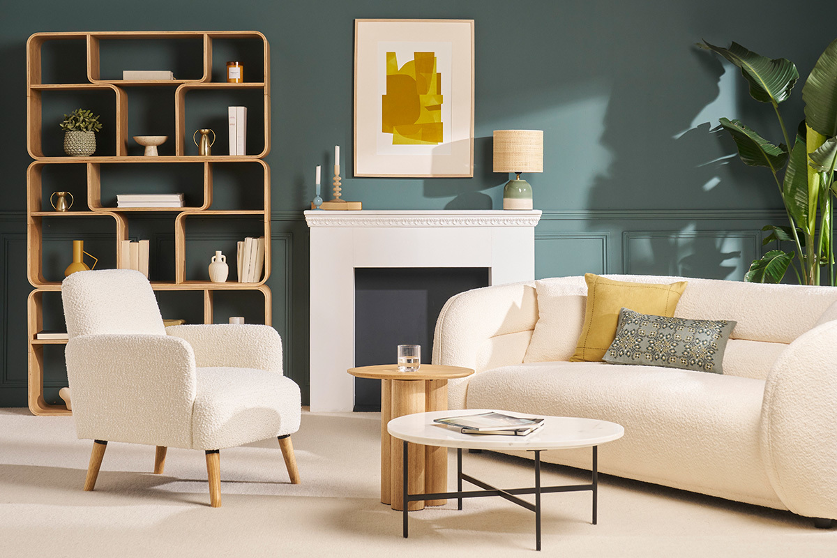 Fauteuil scandinave en tissu effet laine boucl�e blanc cass� et bois clair ISKO