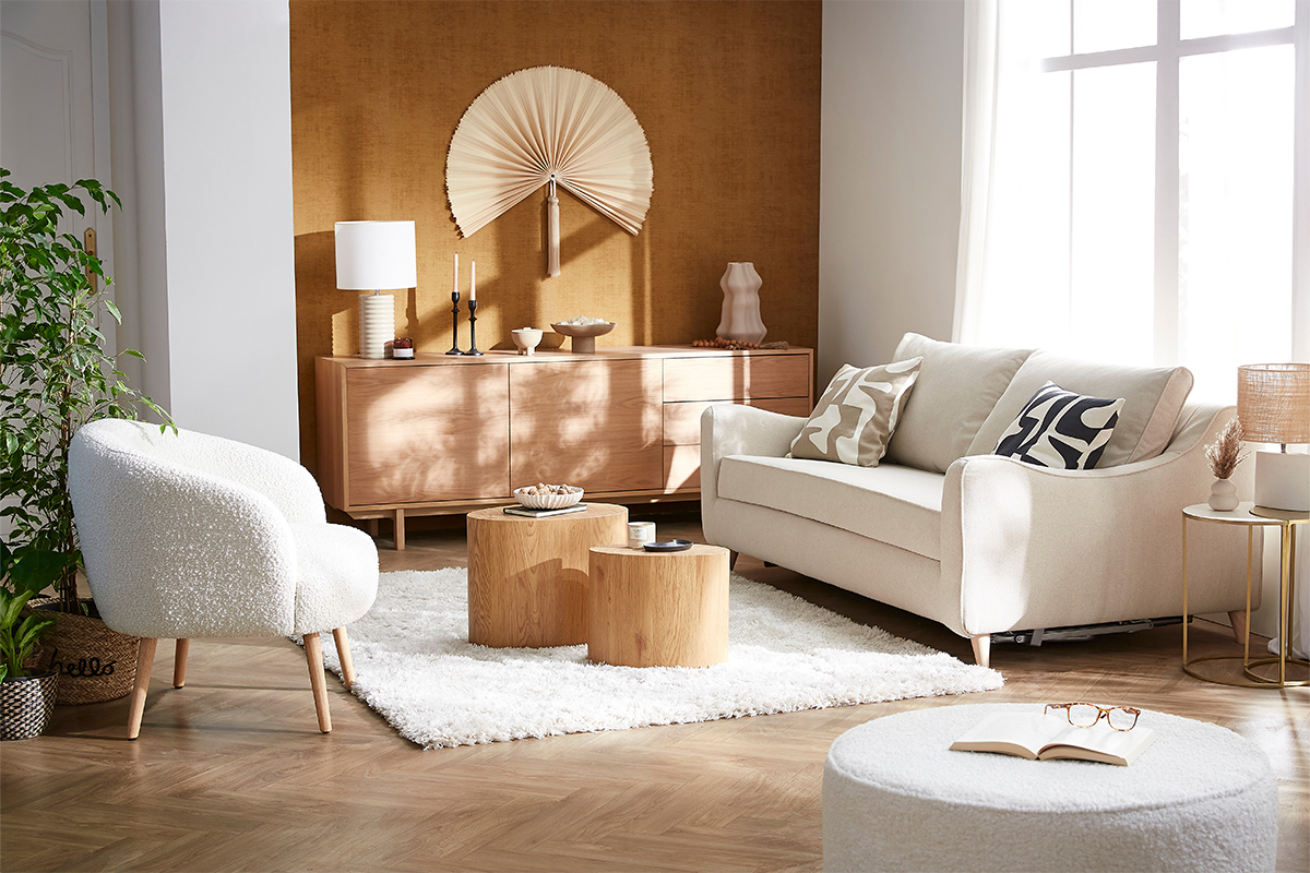 Fauteuil scandinave en tissu effet laine boucl�e blanc cass� et bois clair MAGGIE