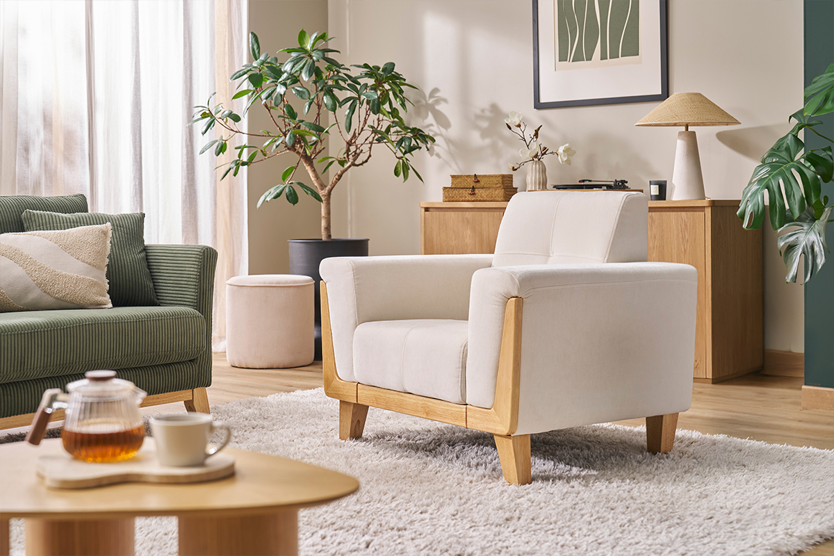 Fauteuil scandinave en tissu effet velours blanc cass� et bois clair FJORD