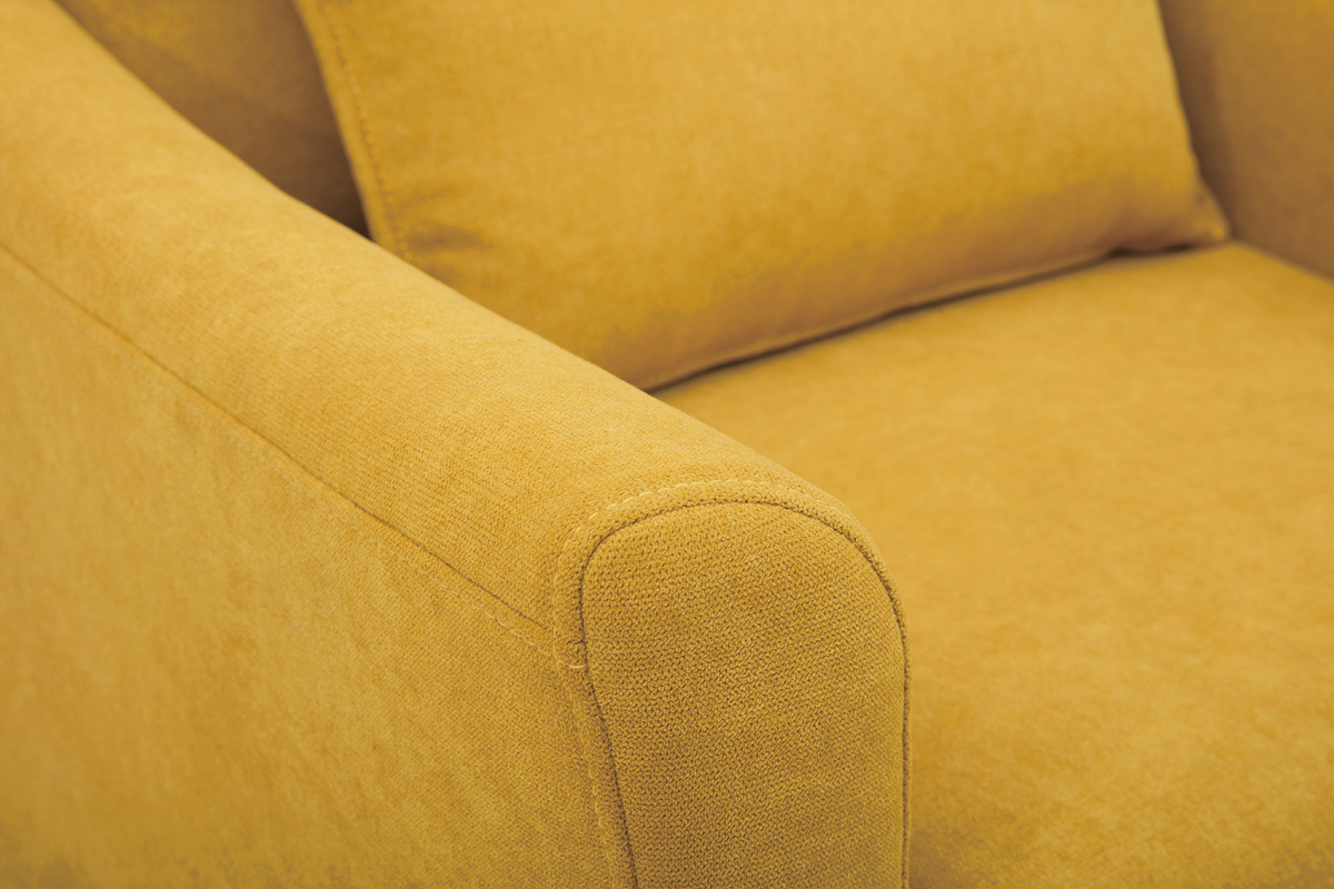 Fauteuil scandinave KATE en tissu jaune moutarde, vue rapproch�e du rev�tement et des coussins.