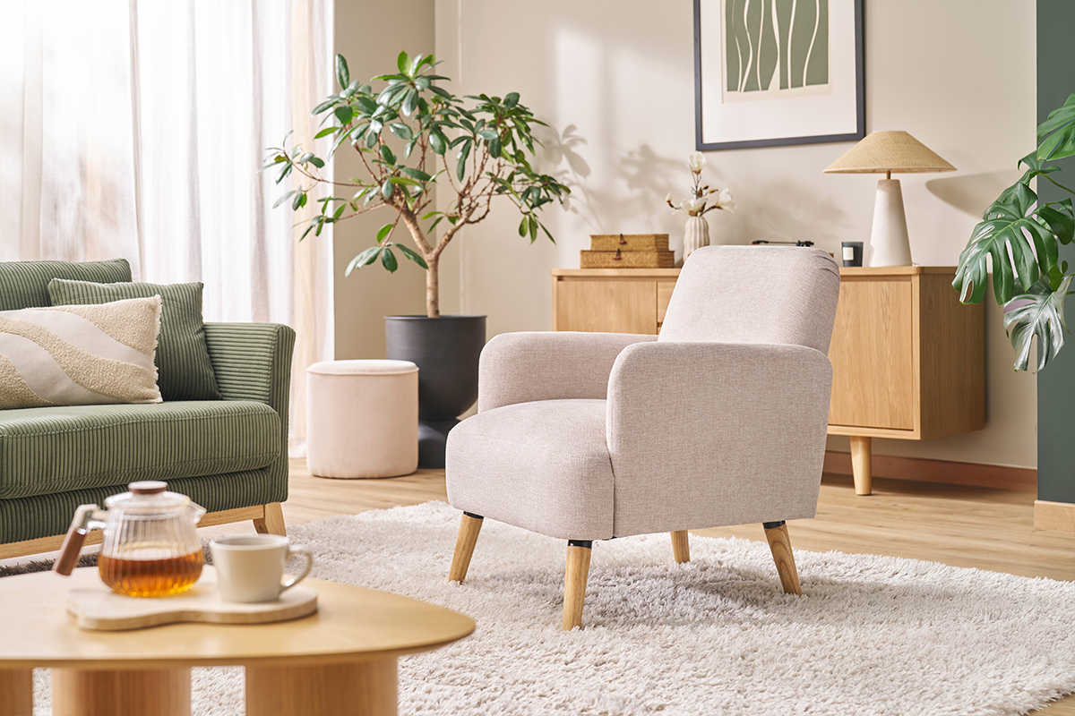 Fauteuil scandinave beige en tissu et bois clair, salon moderne.