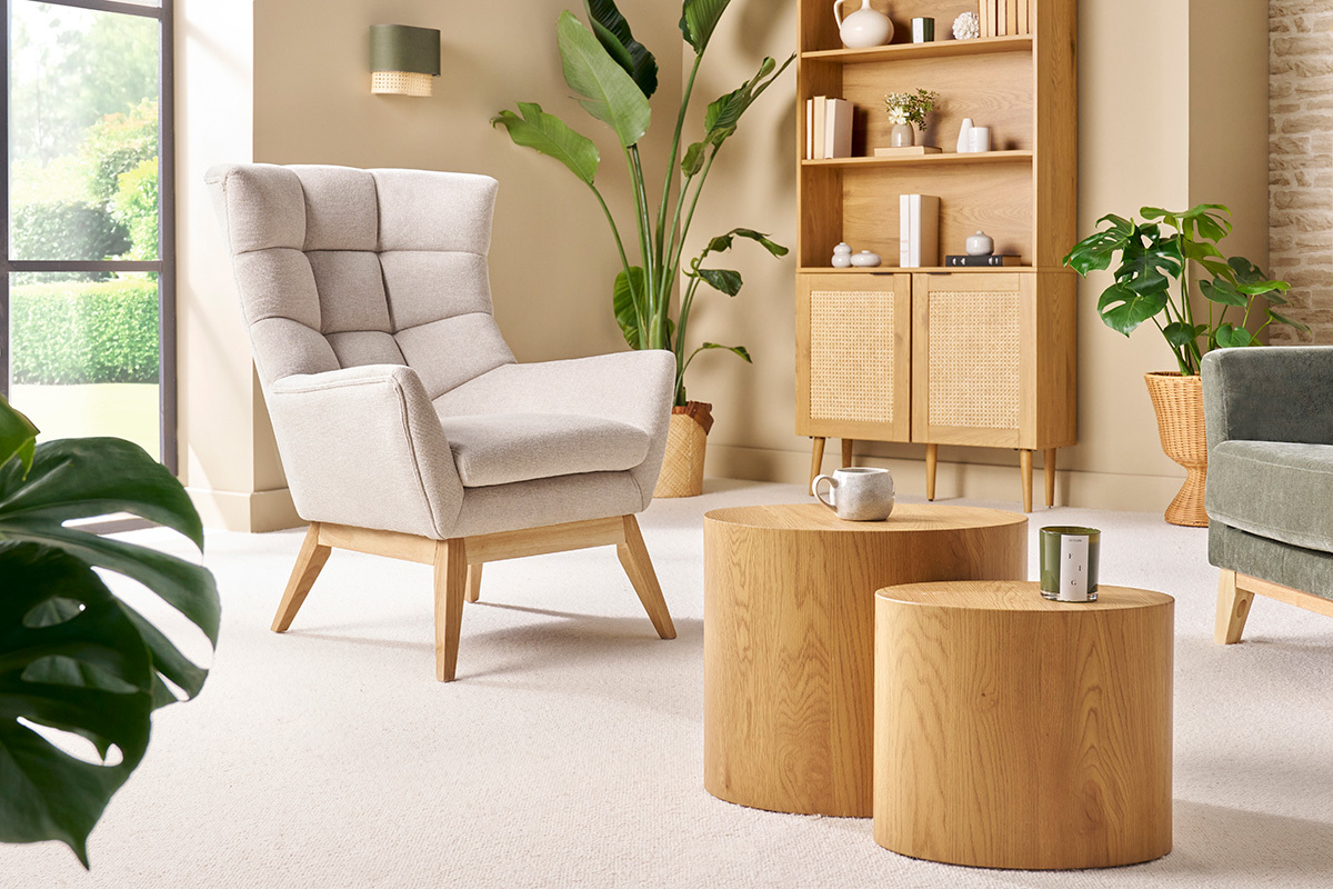 Fauteuil scandinave en tissu effet velours textur� naturel et bois clair BRODY