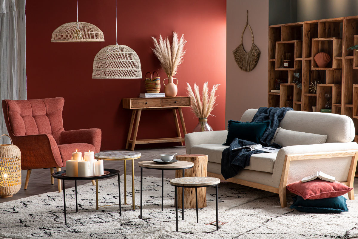 Fauteuil scandinave en tissu effet velours textur� terracotta et bois clair AVERY