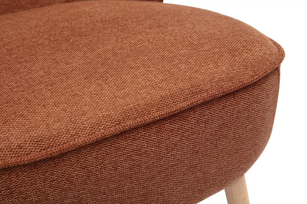 Zoom sur le fauteuil scandinave AMANITA en tissu effet velours textur� terre br�l�e.