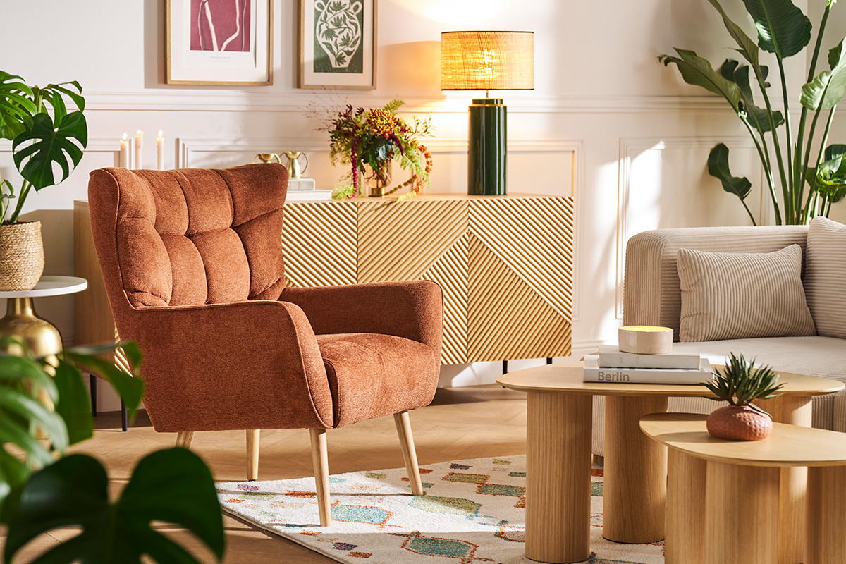 Fauteuil scandinave en tissu effet velours textur� terre br�l�e et bois clair AVERY