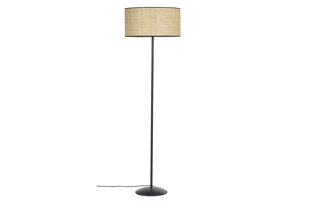 Lampadaire en rabane et m�tal noir H170 cm, vue de face avec abat-jour cylindrique.