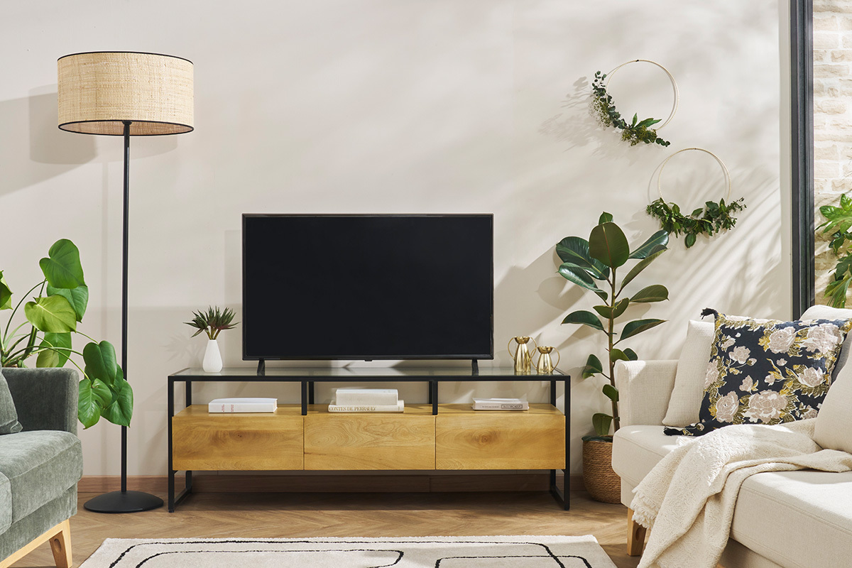 Lampadaire en rabane et m�tal noir H170 cm ALOE dans un salon moderne avec canap� et t�l�vision.
