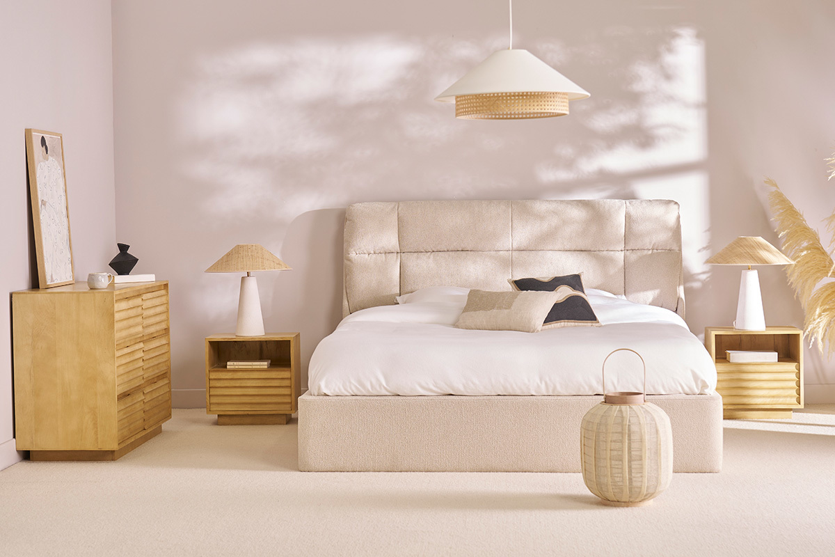 Chambre avec lampe JUNI en c�ramique et rabane sur tables de chevet en bois.