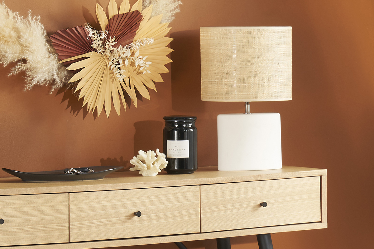 Lampe � poser en c�ramique blanc mat et abat-jour en raphia naturel H40 cm TIGA
