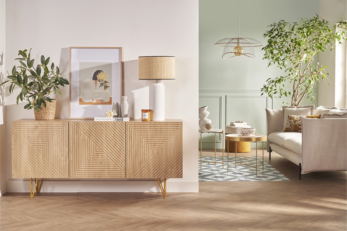 Lampe en c�ramique blanche avec abat-jour en raphia sur buffet en bois dans un salon �l�gant.