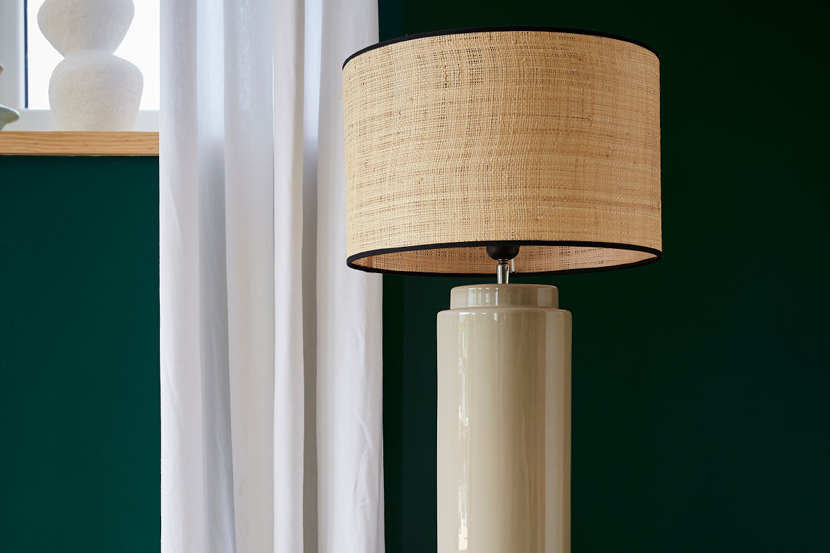 Lampe � poser en c�ramique �maill�e taupe et abat-jour en raphia naturel H64 cm MAJES