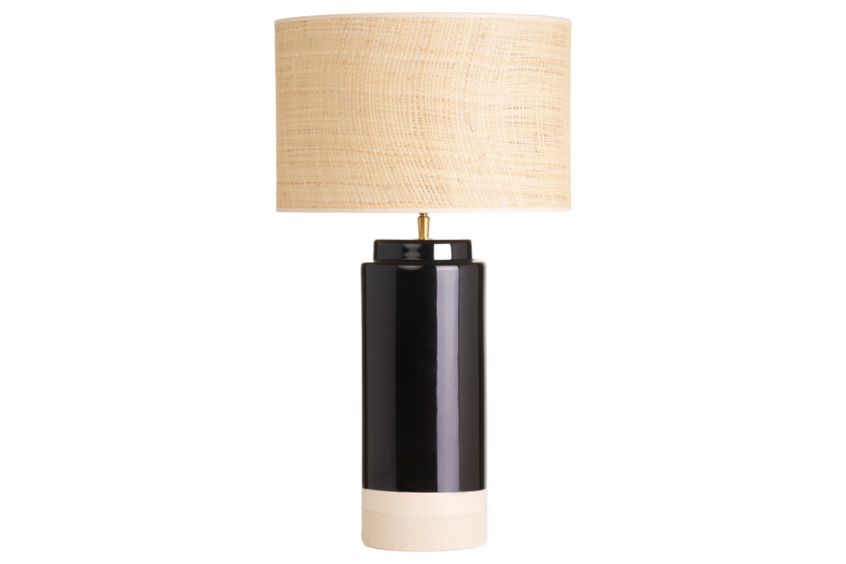 Lampe � poser noire en c�ramique avec abat-jour en rabane, vue de face.