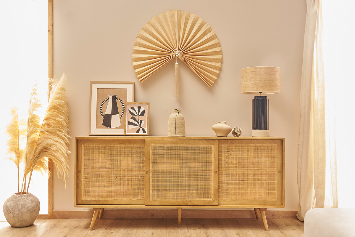Lampe � poser noire sur buffet en bois avec d�coration boh�me.