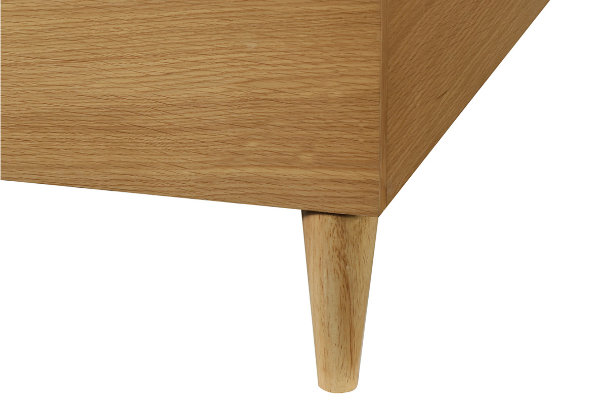 D�tail du lit 2 places AYO en bois clair, montrant le pied en h�v�a massif.