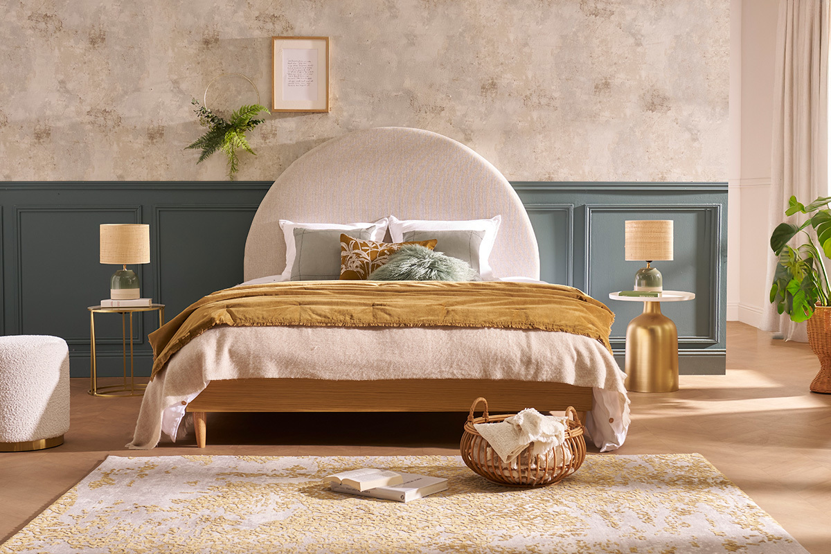 Lit 2 places 160x200 cm en bois clair, avec literie, d�cor� dans une chambre moderne.
