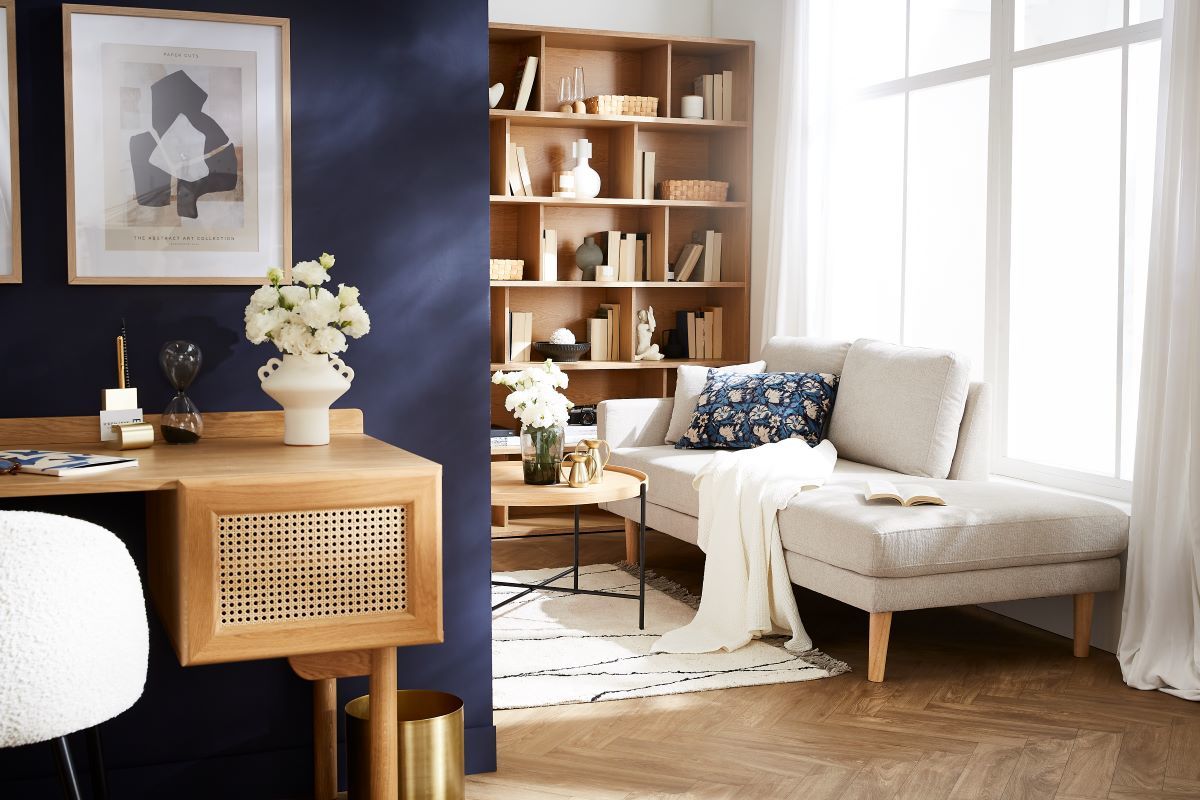 M�ridienne scandinave en tissu effet velours textur� beige et bois clair BERTILLE