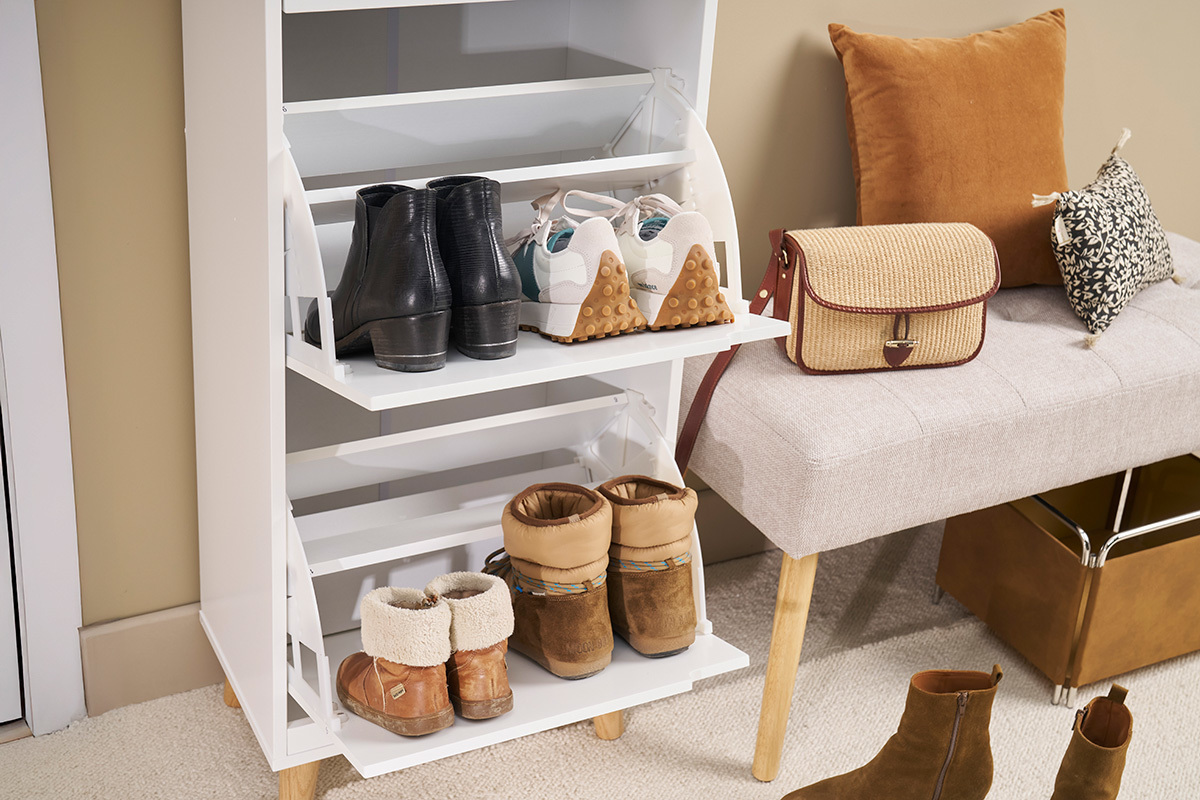 Meuble � chaussures MITRAA blanc avec chaussures, vue zoom�e.