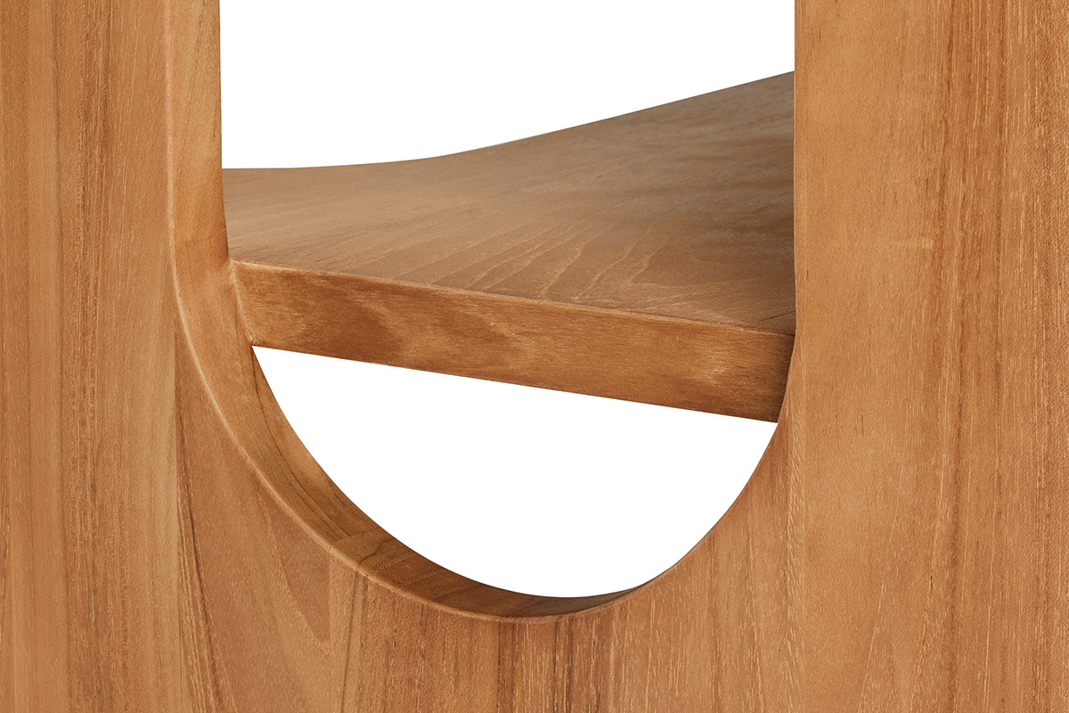 D�tail du meuble de salle de bain en bois teck massif, vue en gros plan sur l'�tag�re et la d�coupe ronde.