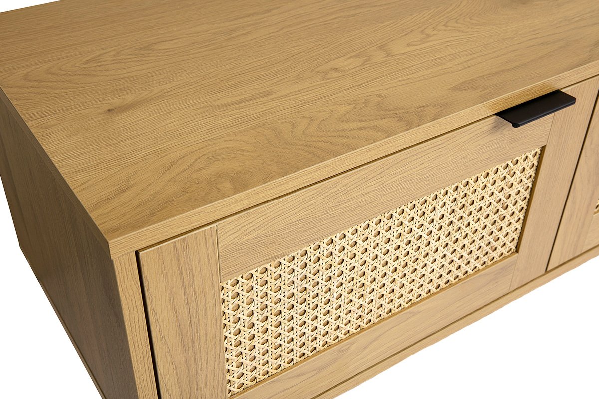Meuble TV mural en bois clair avec portes en cannage rotin, vue de zoom�e.